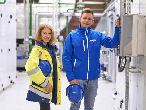Zwei Dual Studierende in einem Betrieb in Bayern