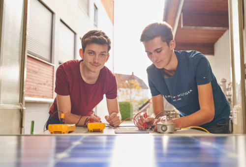 Zwei dual Studierende Studiengang Engergie- Gebäudetechnik