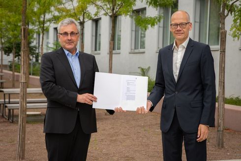 Dr. Jürgen Hollatz, Regionalleiter der Siemens Professional Education und TH-Präsident Niels Oberbeck