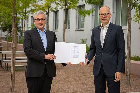 Dr. Jürgen Hollatz, Regionalleiter der Siemens Professional Education und TH-Präsident Niels Oberbeck 