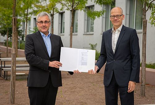 Dr. Jürgen Hollatz, Regionalleiter der Siemens Professional Education und TH-Präsident Niels Oberbeck 